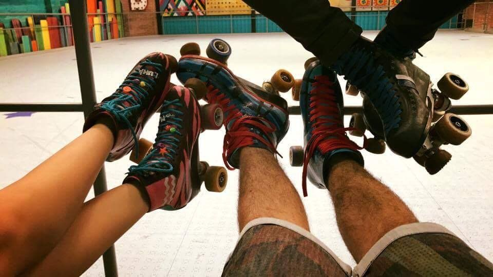 Pernas com patins na pista do Jam & Roller